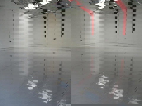 Produktions- und Lagerhallen