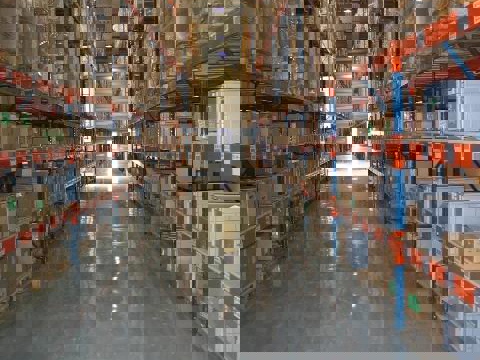 Produktions- und Lagerhallen